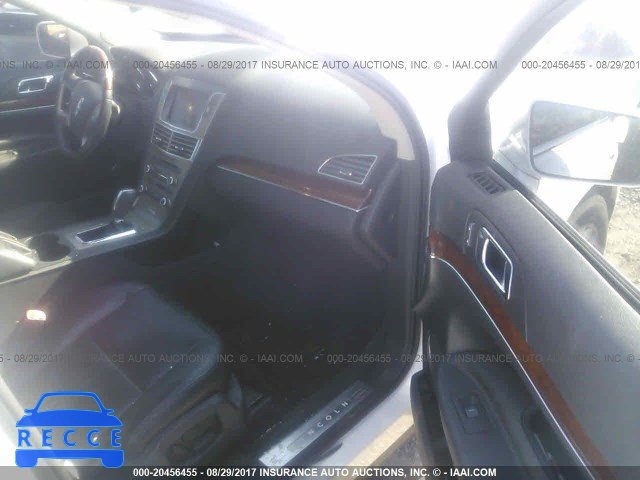 2012 Lincoln MKT 2LMHJ5FR8CBL55049 image 4