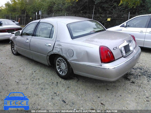 2001 Lincoln Town Car SIGNATURE 1LNHM82WX1Y661007 Bild 2