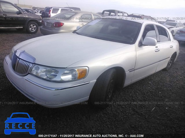 1999 Lincoln Town Car SIGNATURE 1LNHM82W7XY663242 Bild 1