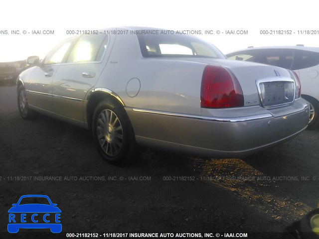 2004 Lincoln Town Car EXECUTIVE/SIGNATURE 1LNHM81W94Y682467 image 2