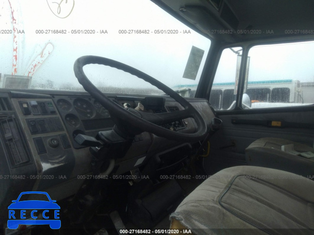2000 FREIGHTLINER FL70  1FV6HJBAXYHF05028 image 4