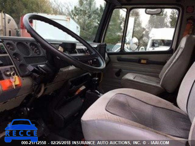 2000 FREIGHTLINER FL70 FL70 1FV6HFAA8YHF77876 image 4