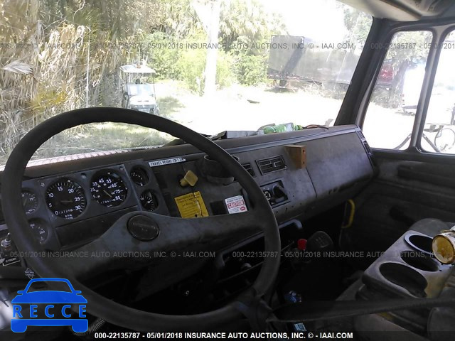 2000 FREIGHTLINER FL70 1FV6HFBA8YHF39465 image 4