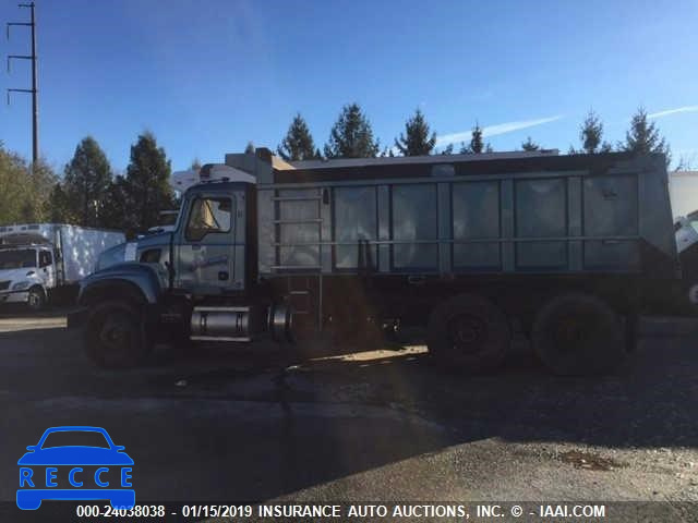 2005 MACK 700 CV700 1M2AG11C35M019782 image 1